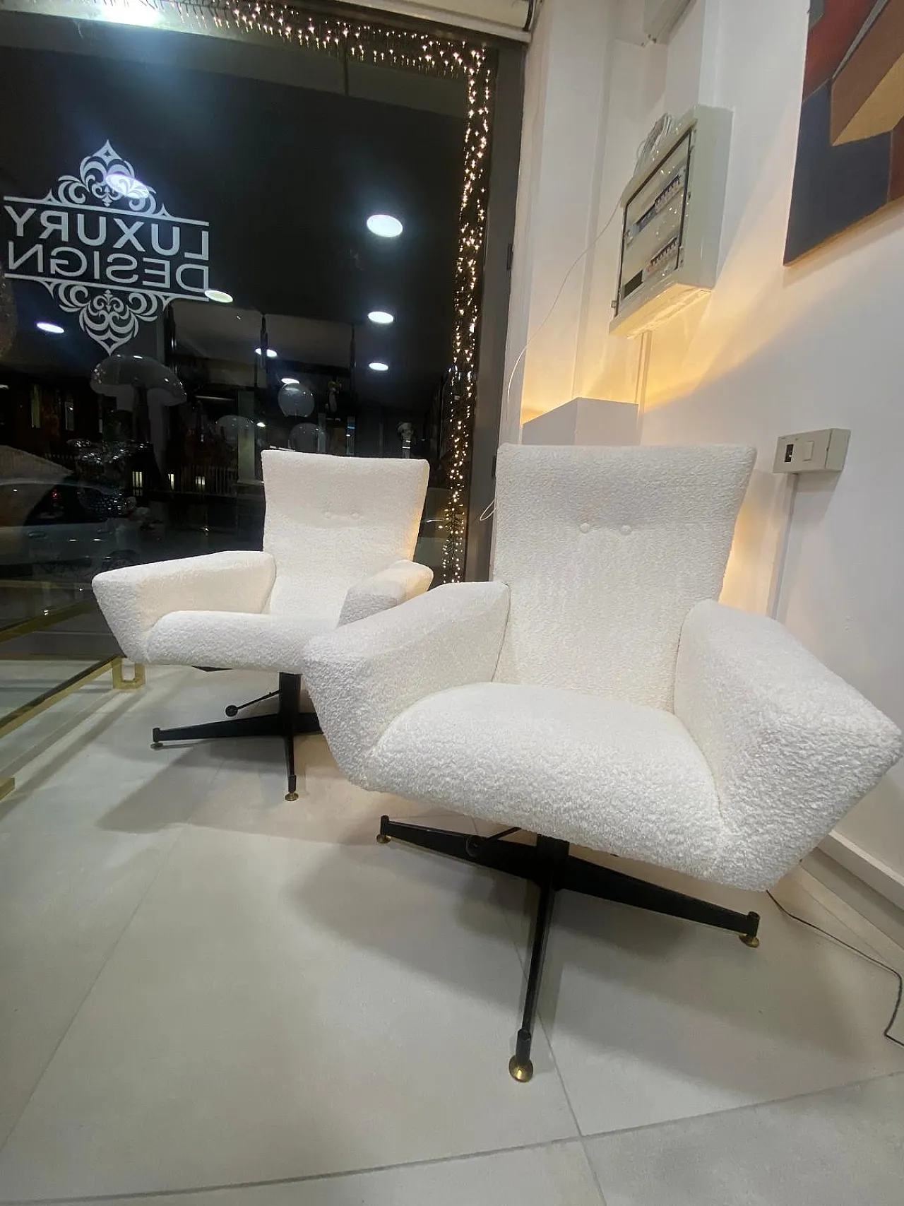 Coppia di poltrone bouclè bianco, anni ’60 2