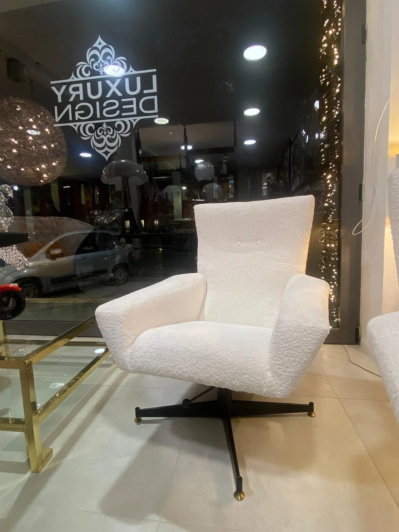 Coppia di poltrone bouclè bianco, anni ’60 5