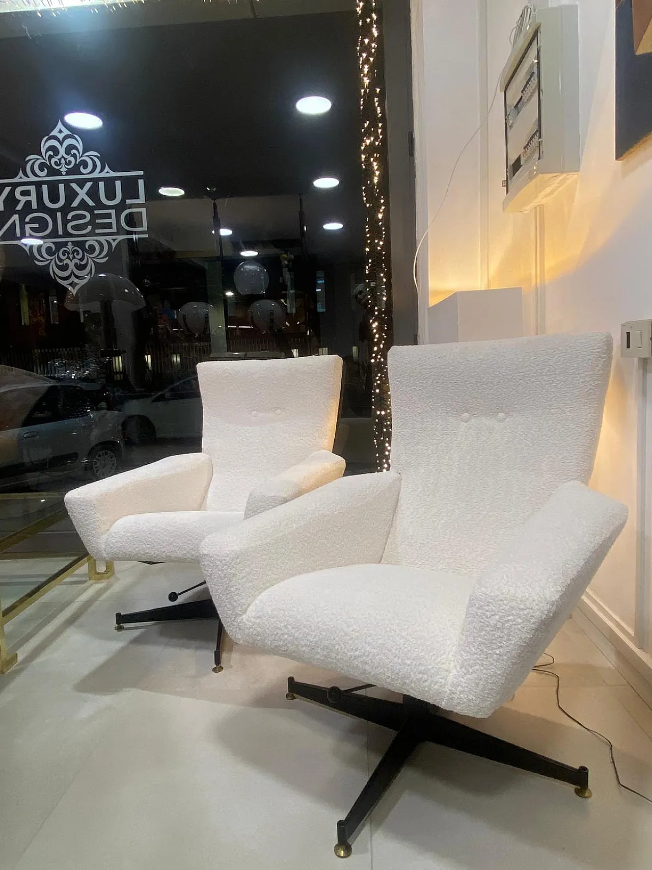 Coppia di poltrone bouclè bianco, anni ’60 8