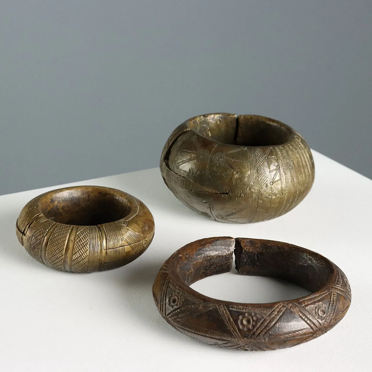 3 Bracciali con decorazioni in bronzo inciso, '900 1