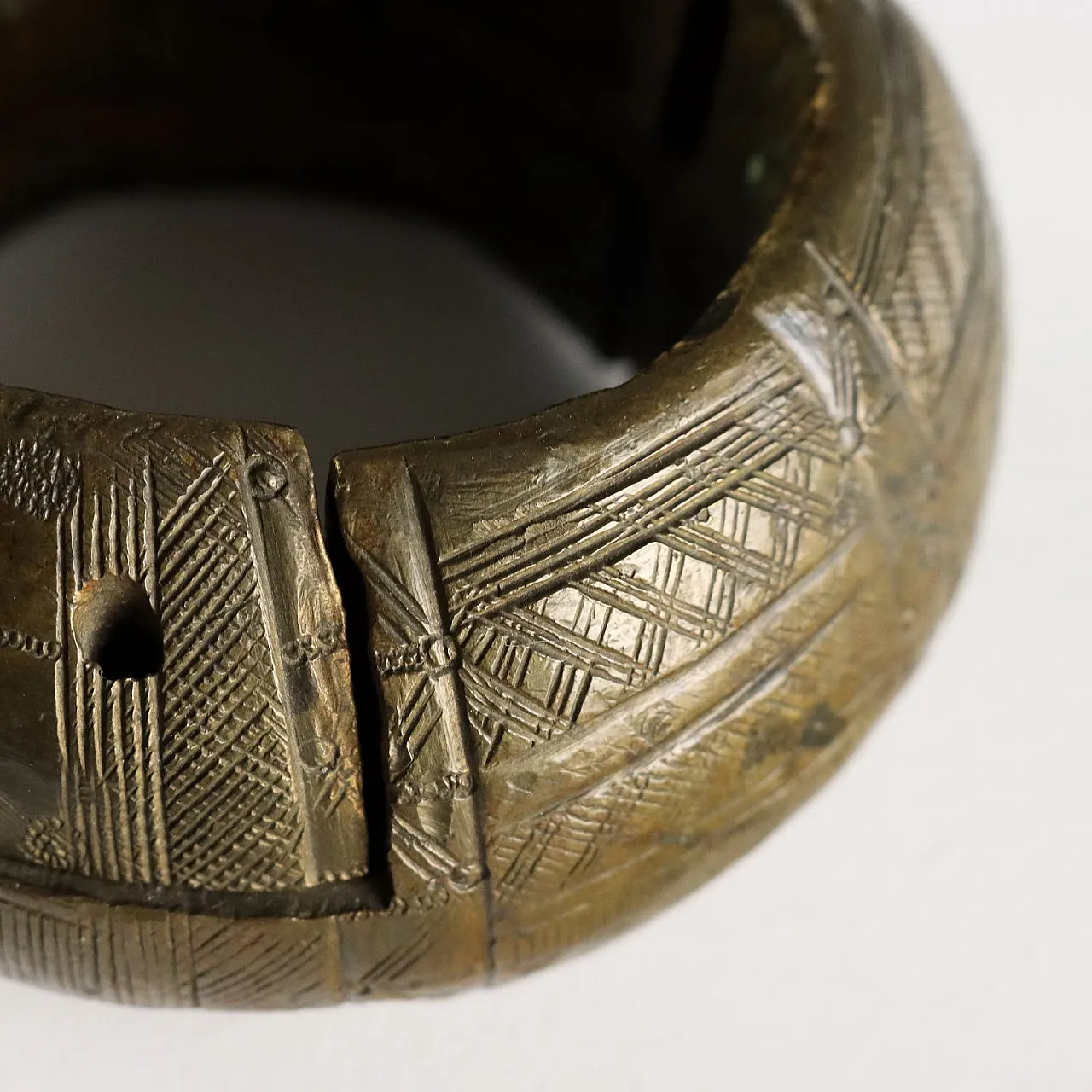 3 Bracciali con decorazioni in bronzo inciso, '900 5