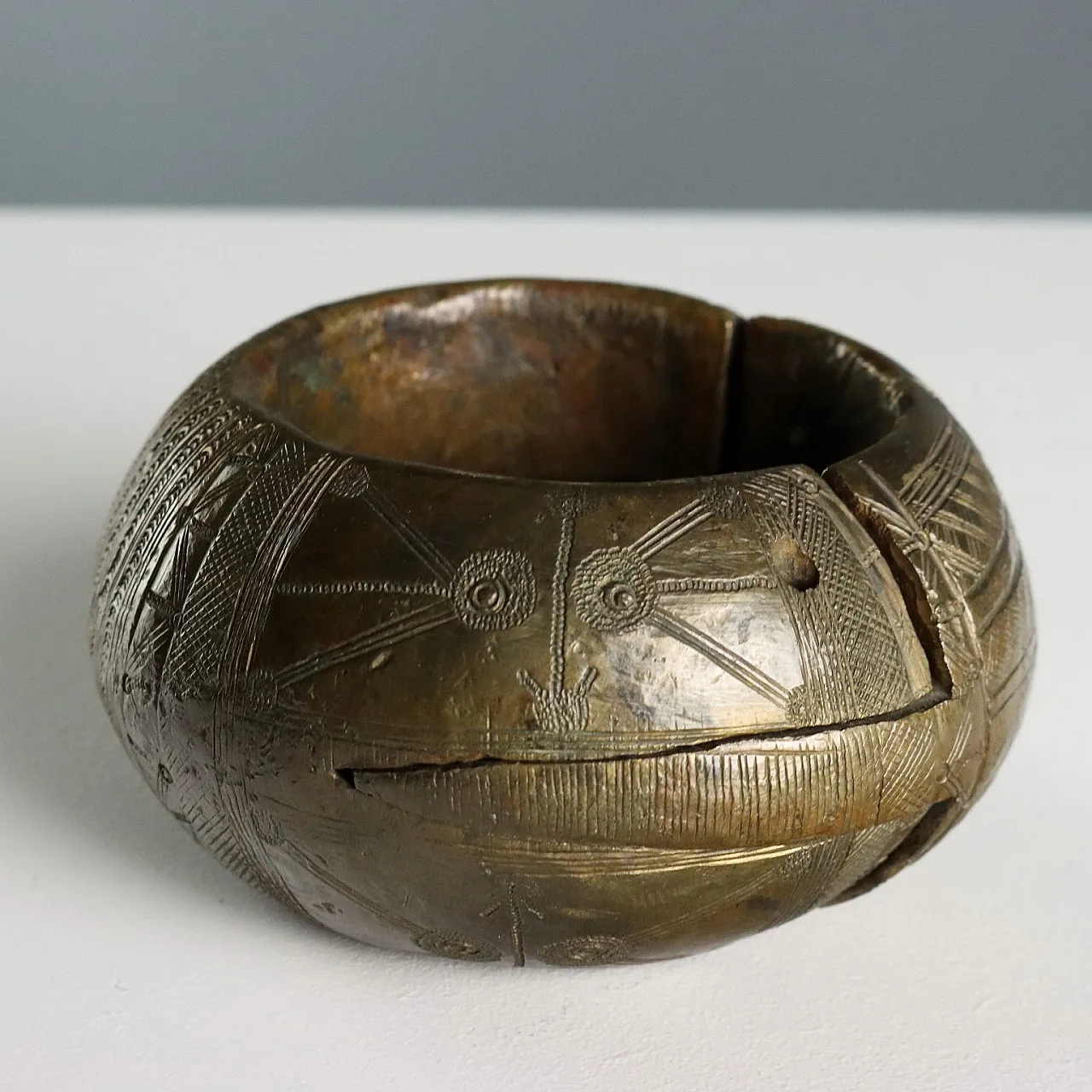 3 Bracciali con decorazioni in bronzo inciso, '900 6