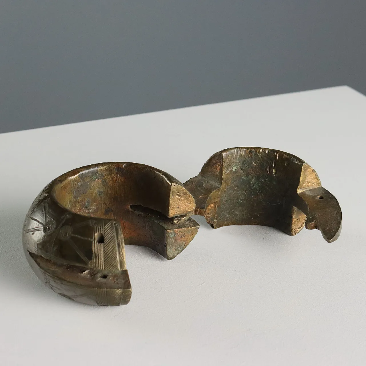 3 Bracciali con decorazioni in bronzo inciso, '900 7