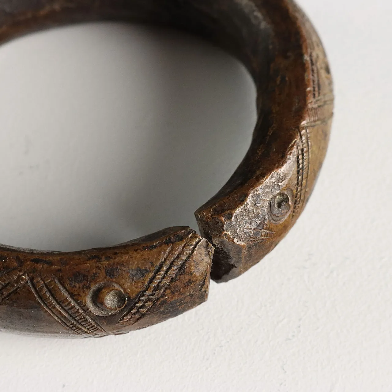 3 Bracciali con decorazioni in bronzo inciso, '900 9