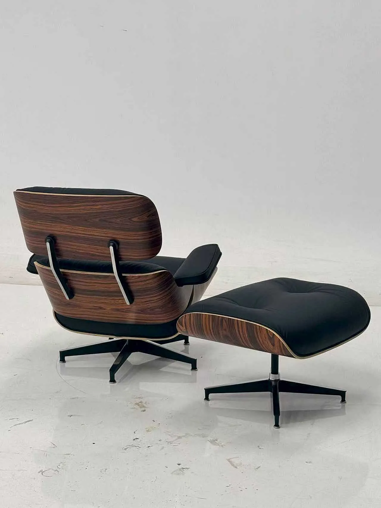 Poltrona lounge e pouf di Charles e Ray Eames per Herman Miller, 2000 3