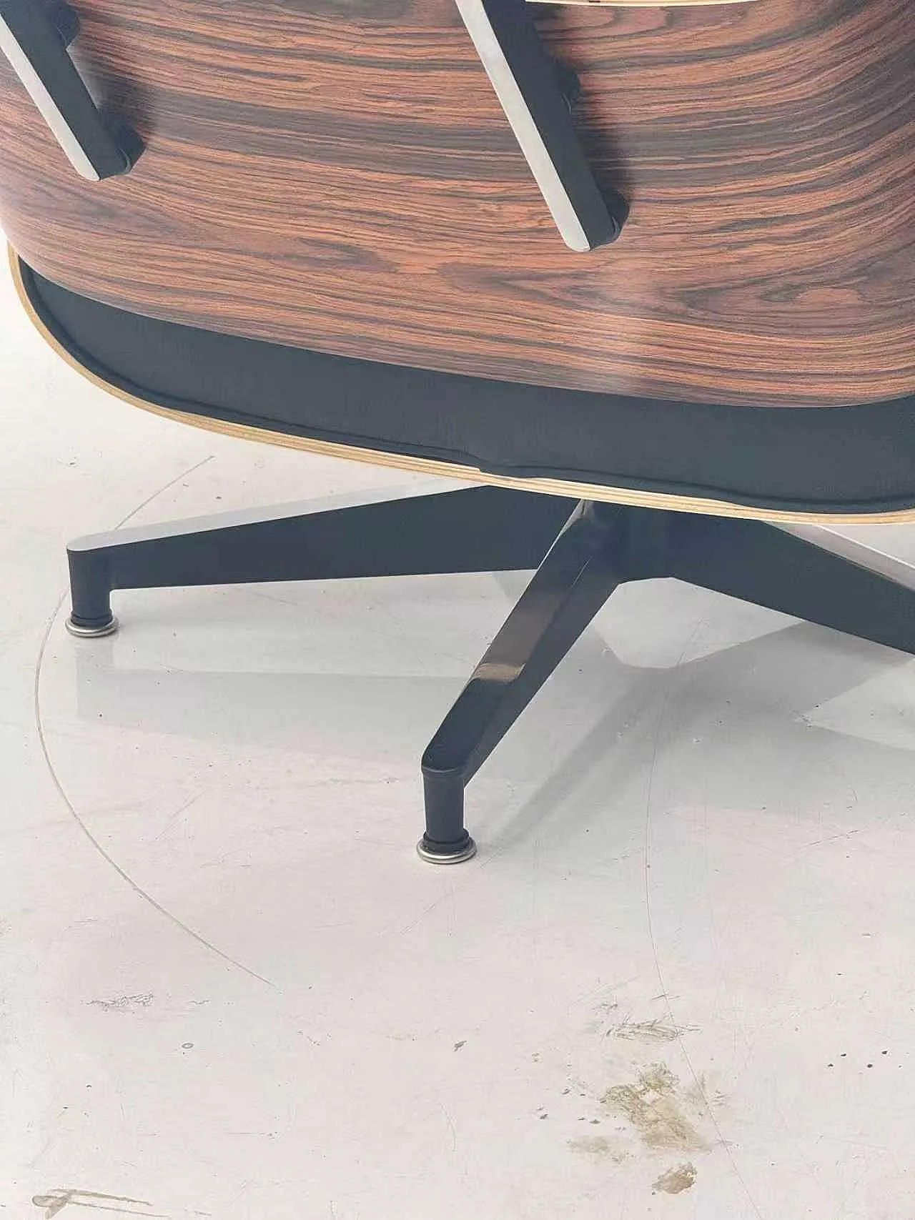 Poltrona lounge e pouf di Charles e Ray Eames per Herman Miller, 2000 4