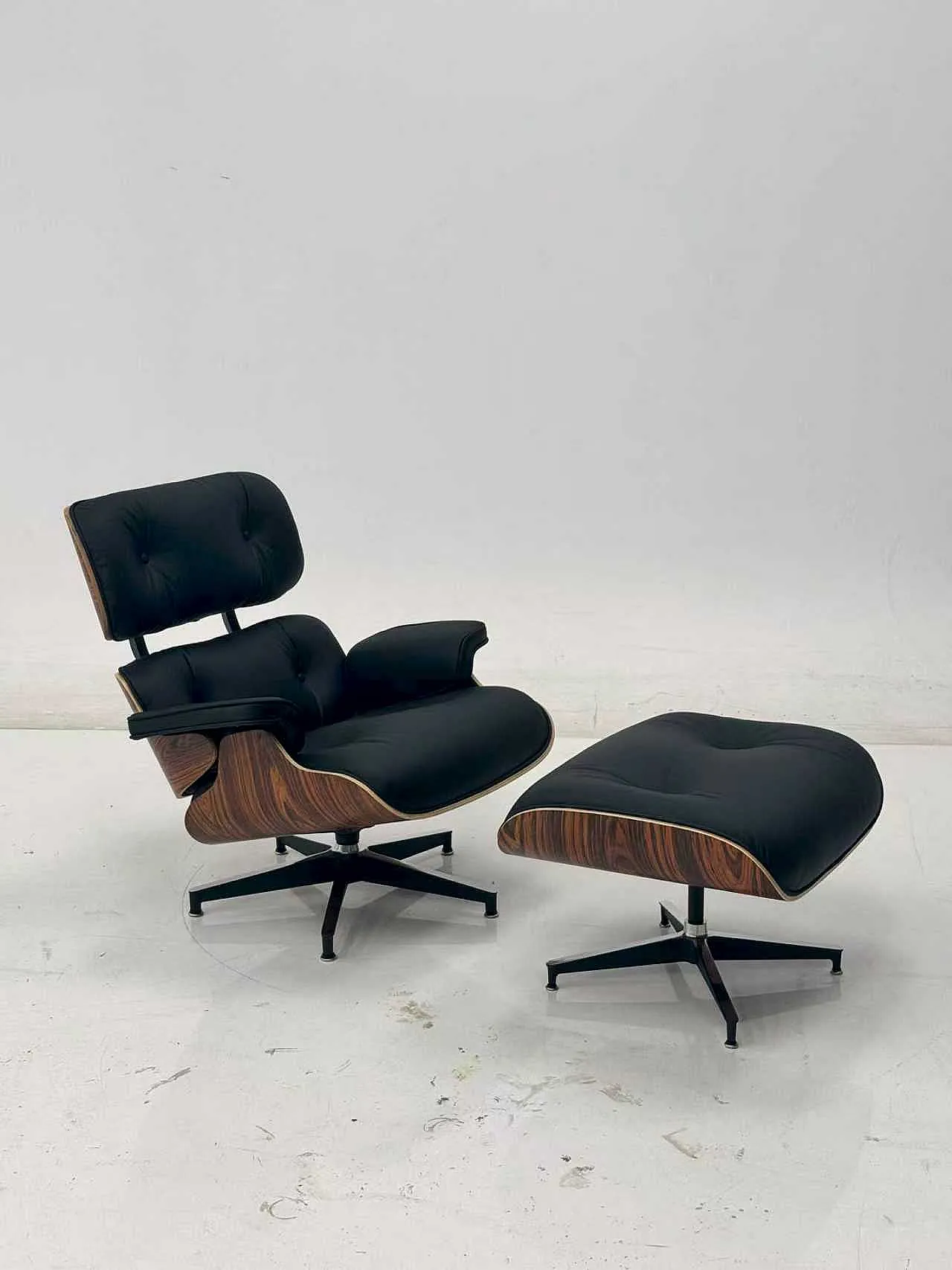 Poltrona lounge e pouf di Charles e Ray Eames per Herman Miller, 2000 12