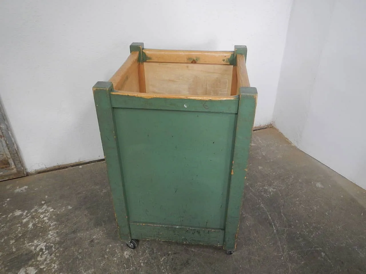 Container box with wheels 1960 3