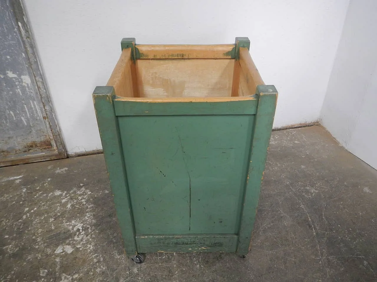 Container box with wheels 1960 4
