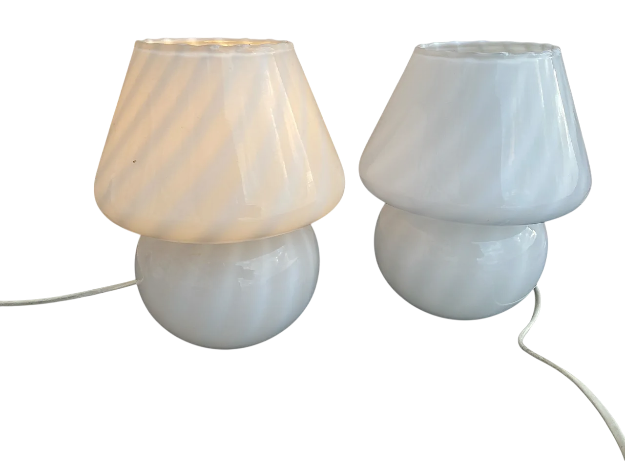Pair of mushroom lamps in Murano glass white, 70s 6