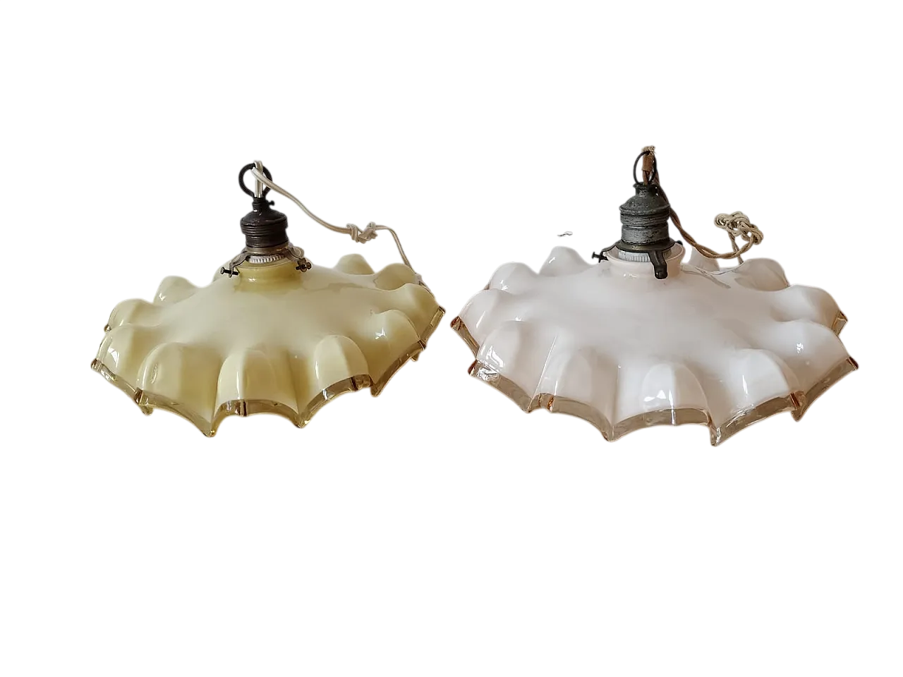 Coppia di lampadari in vetro opalino, uno giallo e uno rosa, anni '40 11
