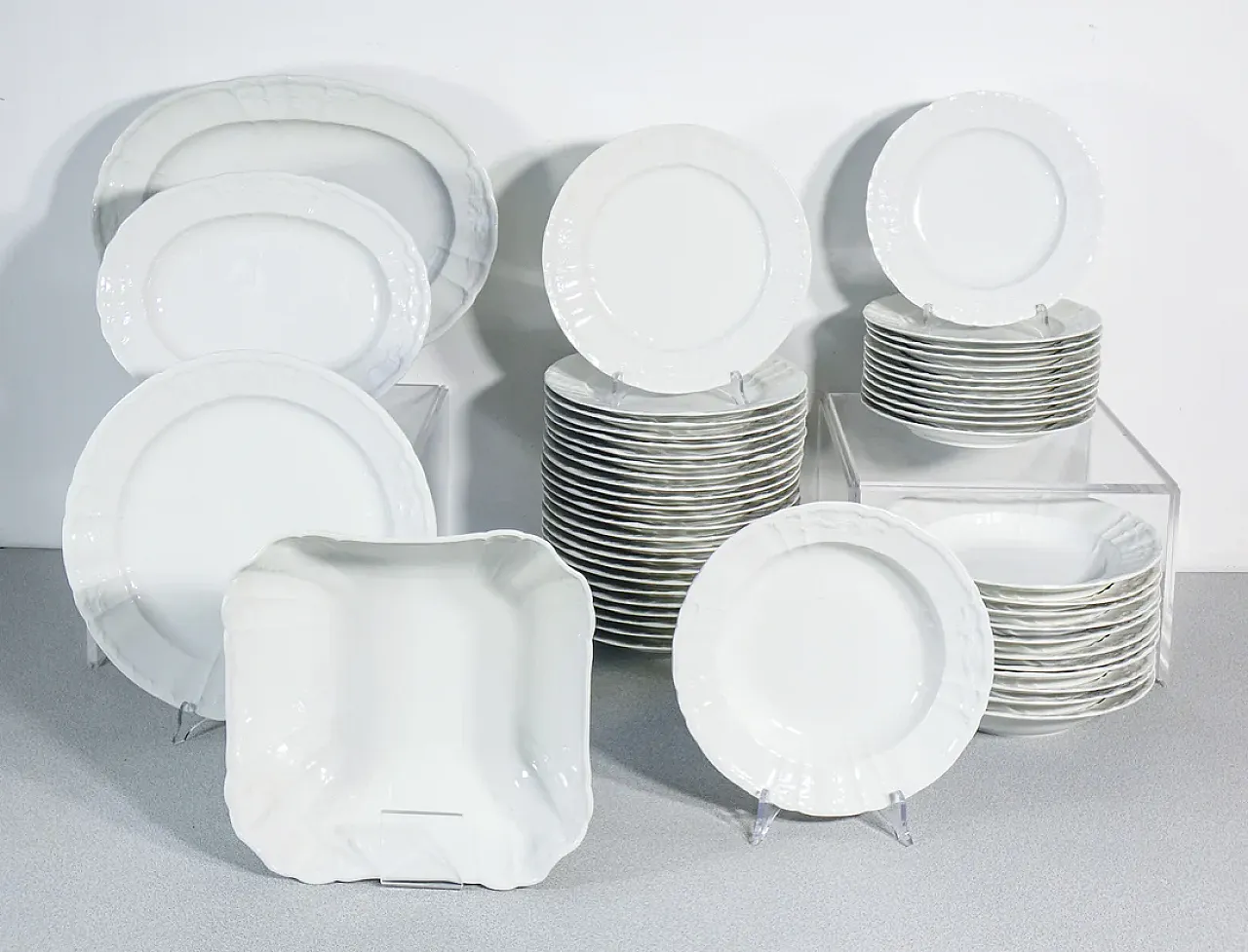 52 piatti Rocaille di Krister Porzellan Manufaktur, metà '900 1