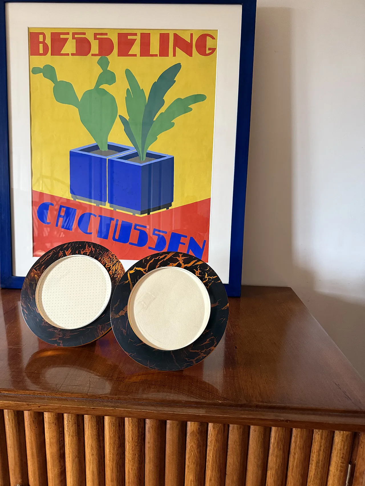 Pair of Hollywood Regency style lucite frames, 1970s 3