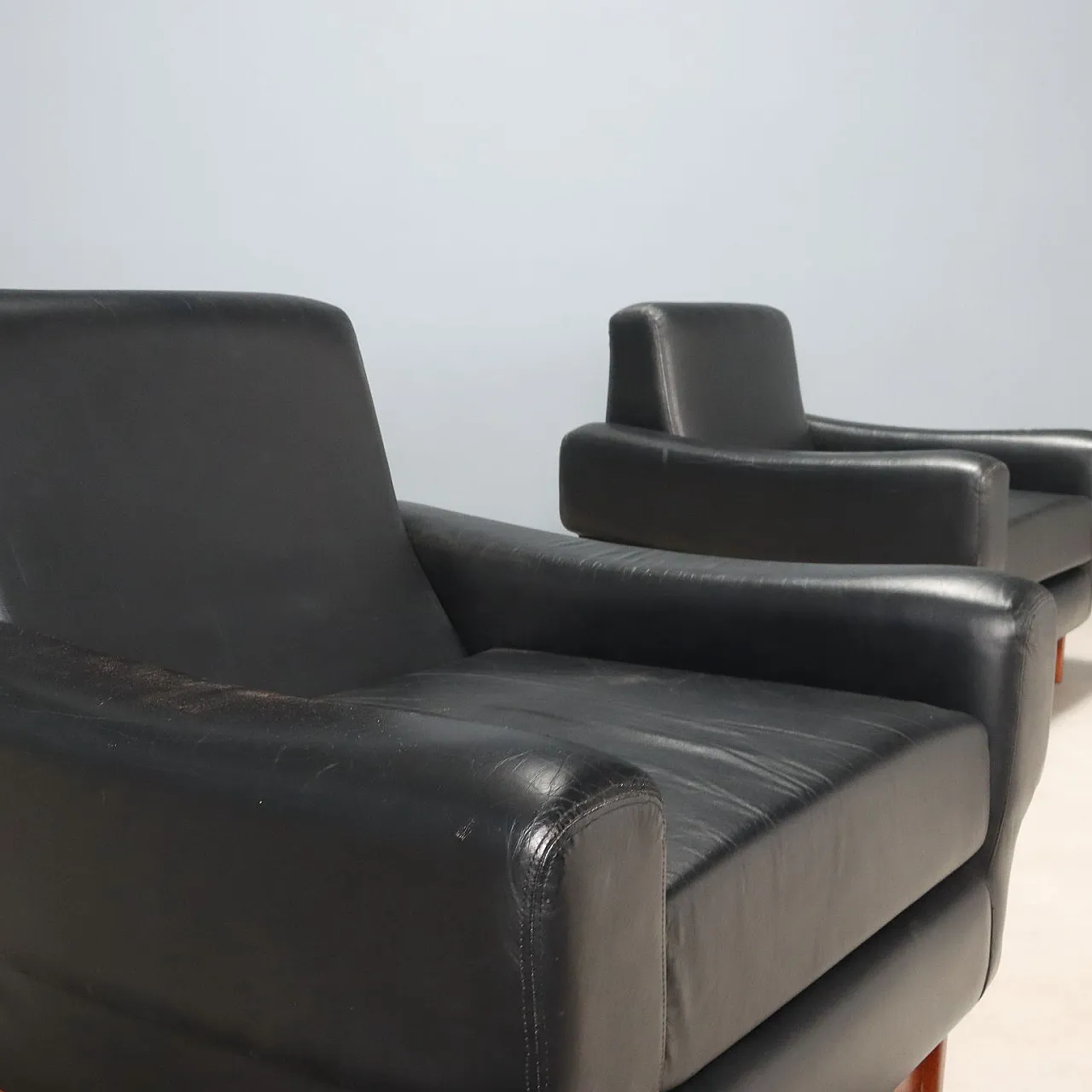 Pair of wooden armchairs and leather upholstery, 20th century 3