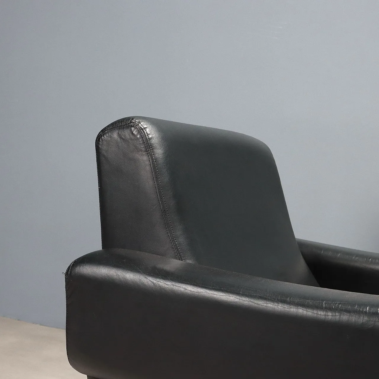 Pair of wooden armchairs and leather upholstery, 20th century 4