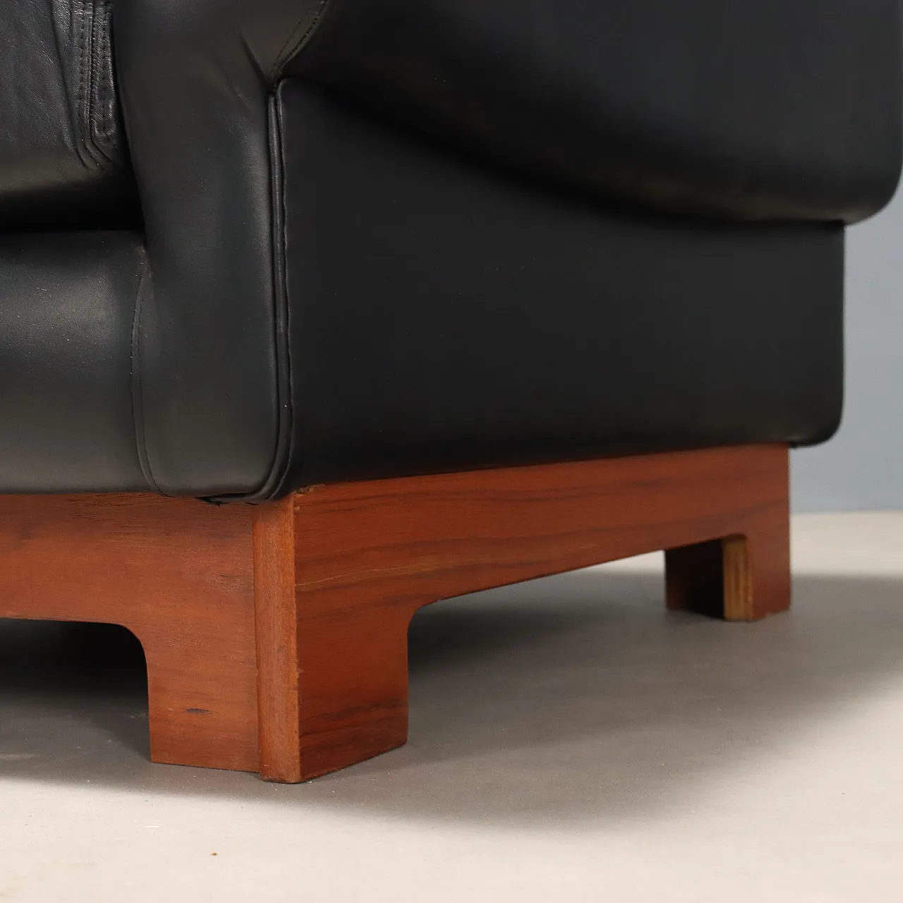 Pair of wooden armchairs and leather upholstery, 20th century 6