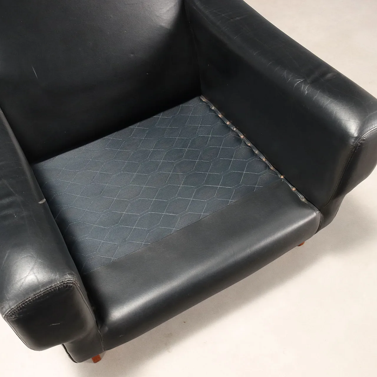 Pair of wooden armchairs and leather upholstery, 20th century 8