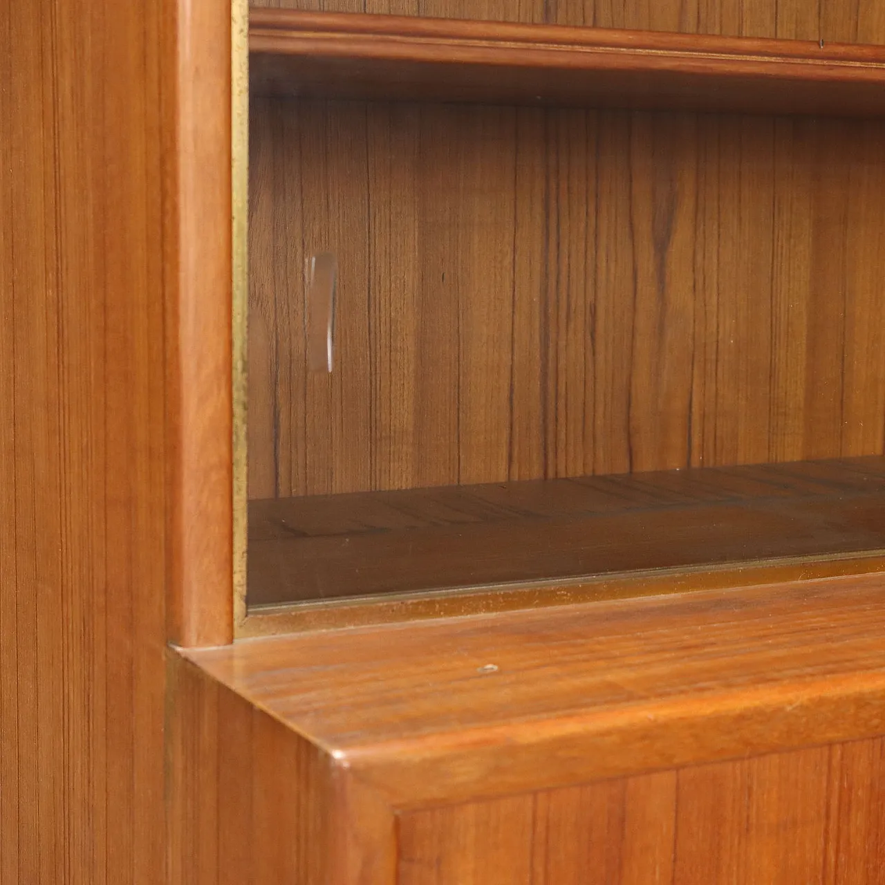 Larch veneer display case with brass details, 20th century 7