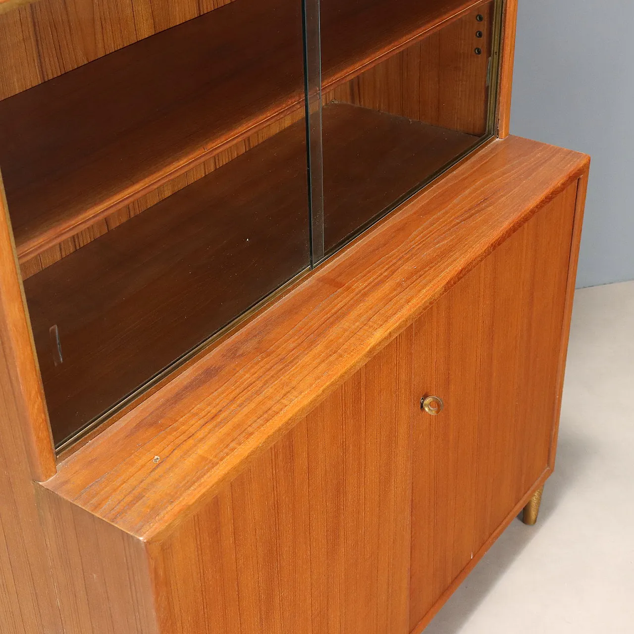 Larch veneer display case with brass details, 20th century 8