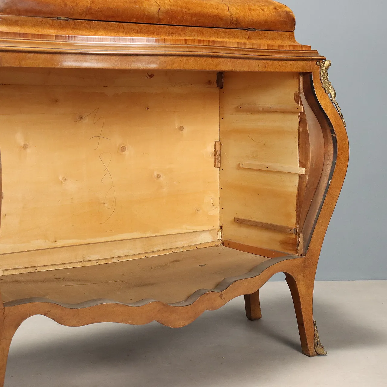 Mahogany and mahogany burl flip-up chest, 20th century 9