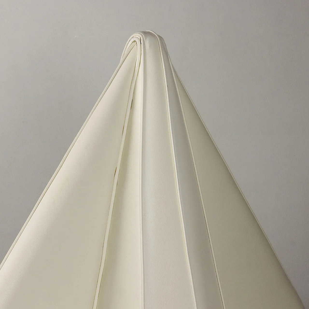 Divano poligonale in similpelle bianco, anni '80 4