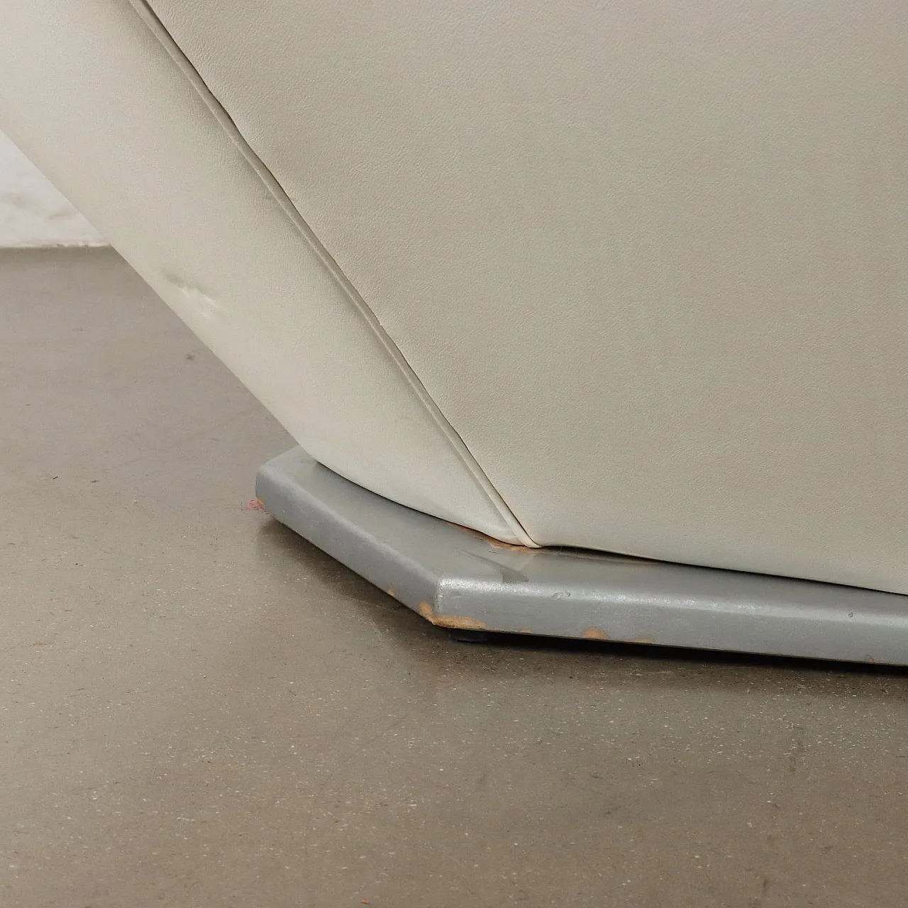 Divano poligonale in similpelle bianco, anni '80 7