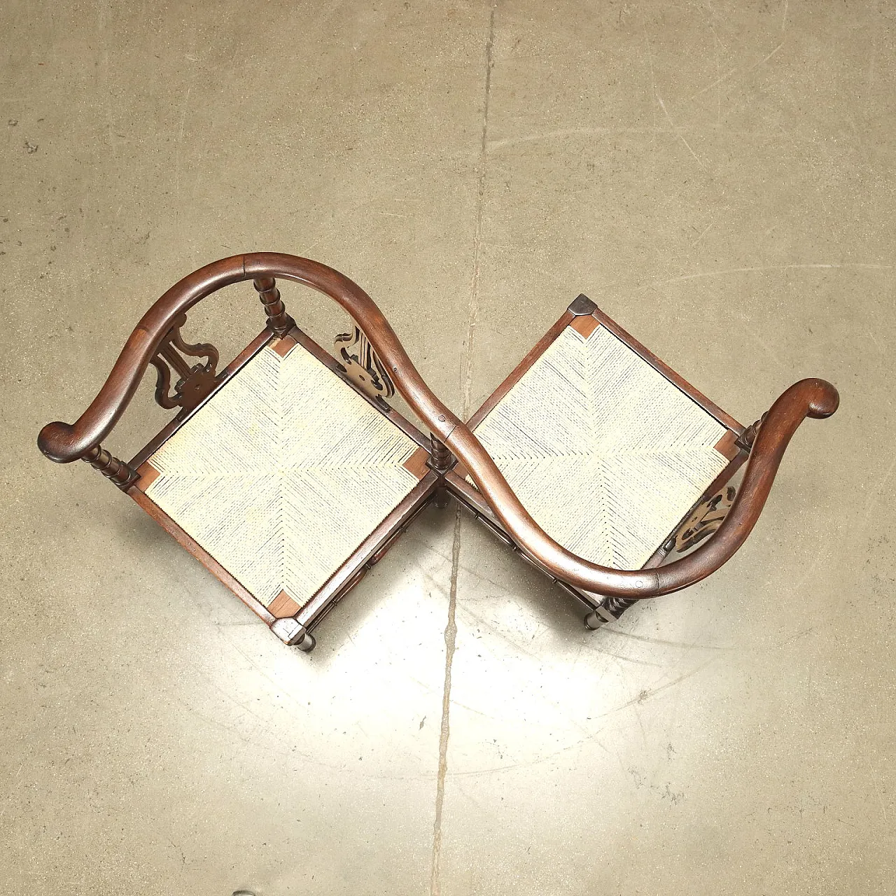 Coppia di poltrone e poltroncina da conversazione Liberty in noce, inizio '900 3