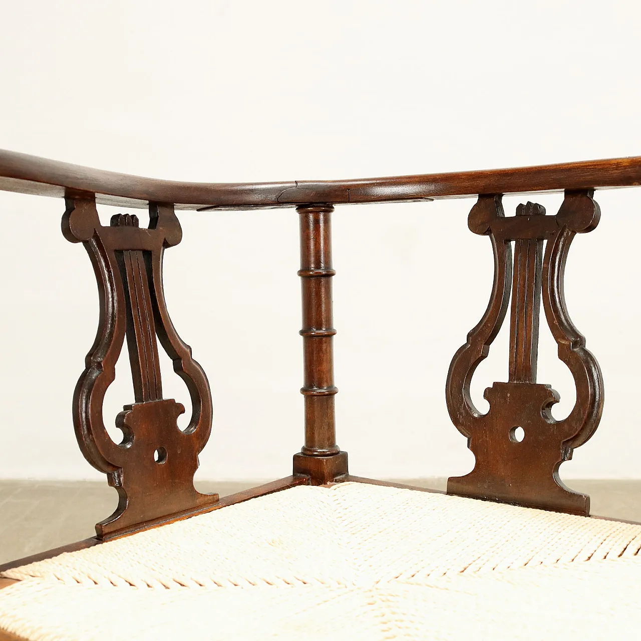 Coppia di poltrone e poltroncina da conversazione Liberty in noce, inizio '900 4