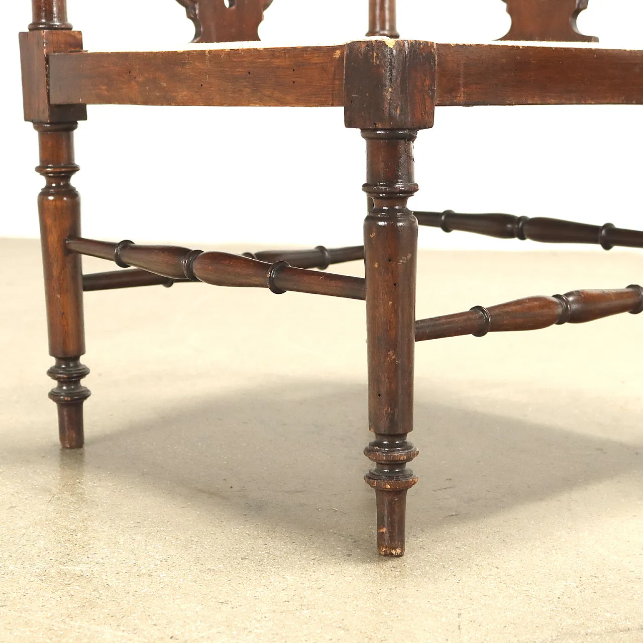 Coppia di poltrone e poltroncina da conversazione Liberty in noce, inizio '900 6