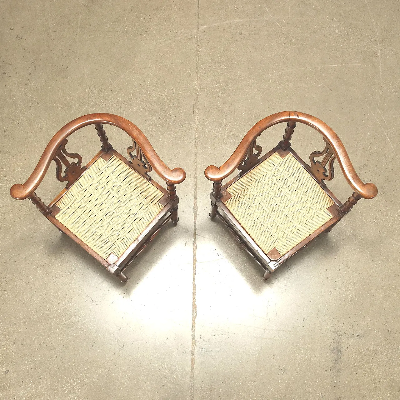 Coppia di poltrone e poltroncina da conversazione Liberty in noce, inizio '900 8