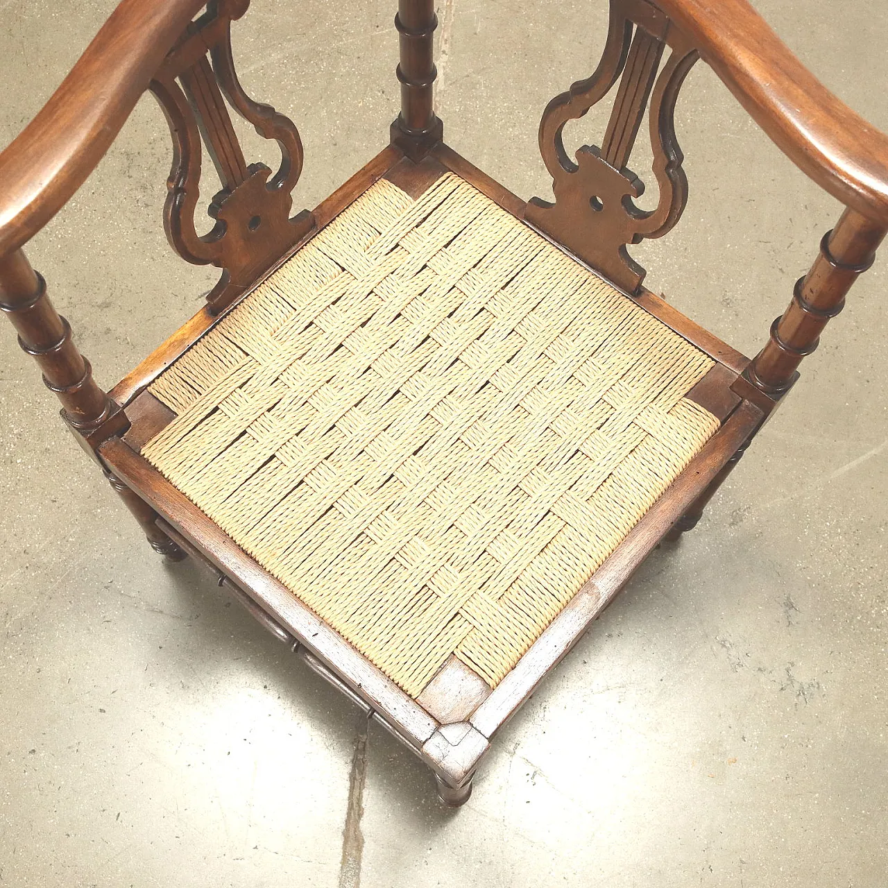 Coppia di poltrone e poltroncina da conversazione Liberty in noce, inizio '900 9