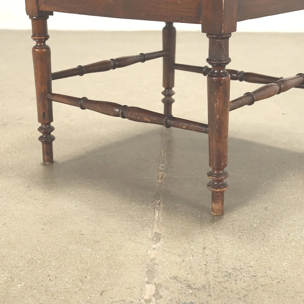 Coppia di poltrone e poltroncina da conversazione Liberty in noce, inizio '900 10