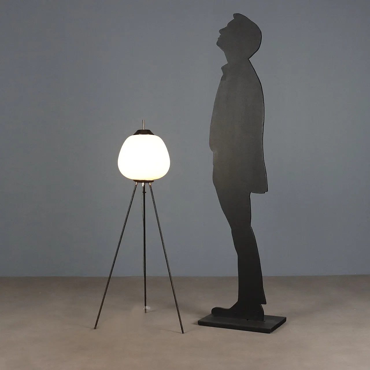 Lampada da terra in metallo smaltato nero e vetro opalino, '900 2