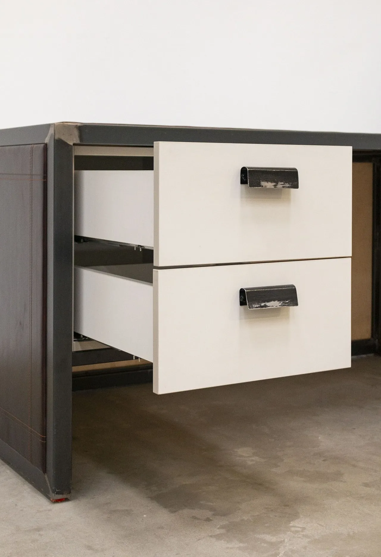 Scrivania artigianale in ferro e cuoio, '900 3