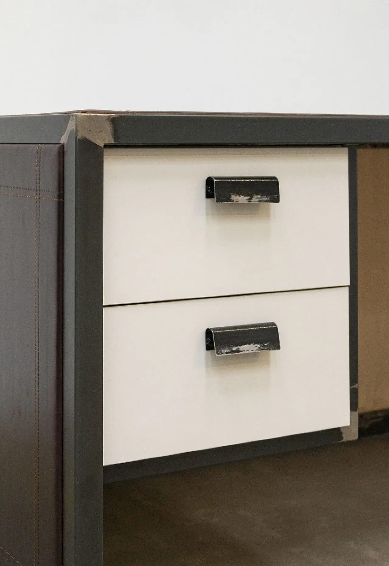 Scrivania artigianale in ferro e cuoio, '900 5