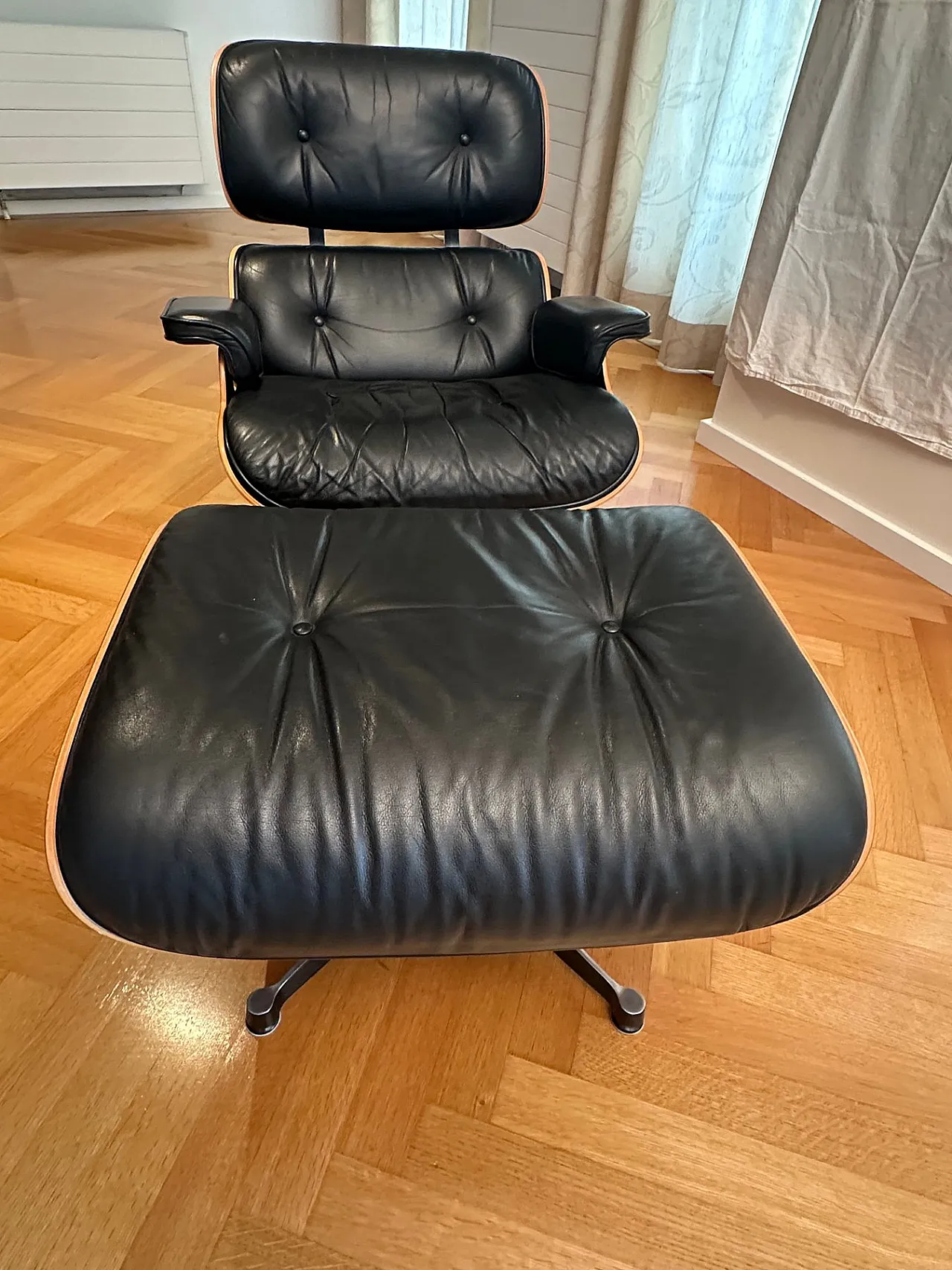 Poltrona lounge con pouf  di Charles & Ray Eames per Vitra, anni '90 1