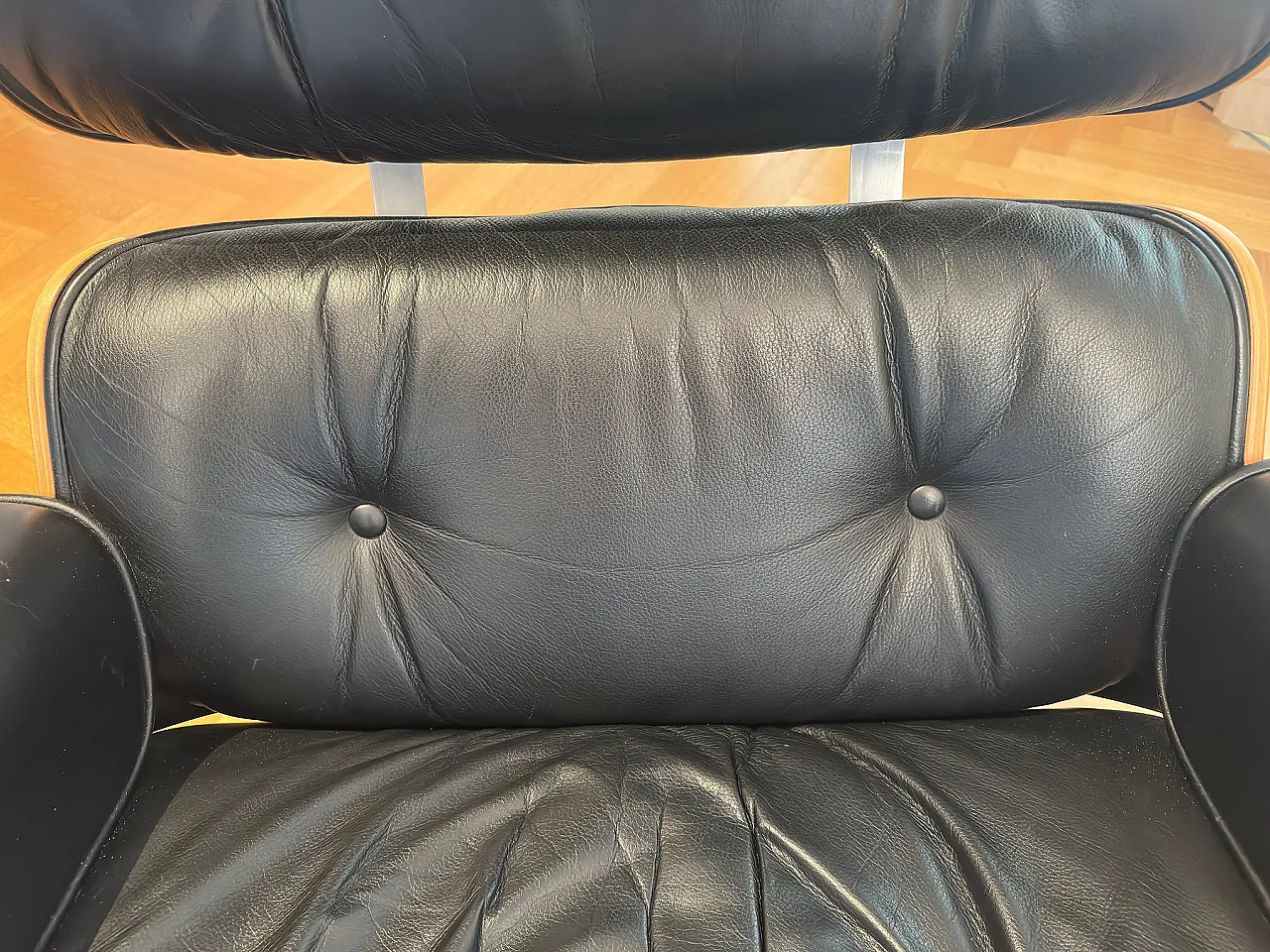 Poltrona lounge con pouf  di Charles & Ray Eames per Vitra, anni '90 4