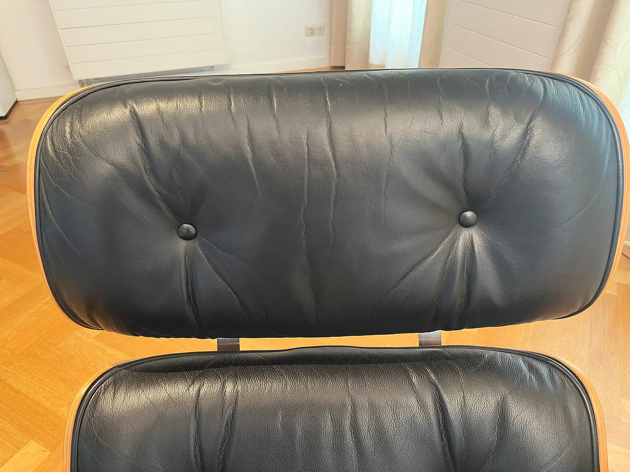 Poltrona lounge con pouf  di Charles & Ray Eames per Vitra, anni '90 5