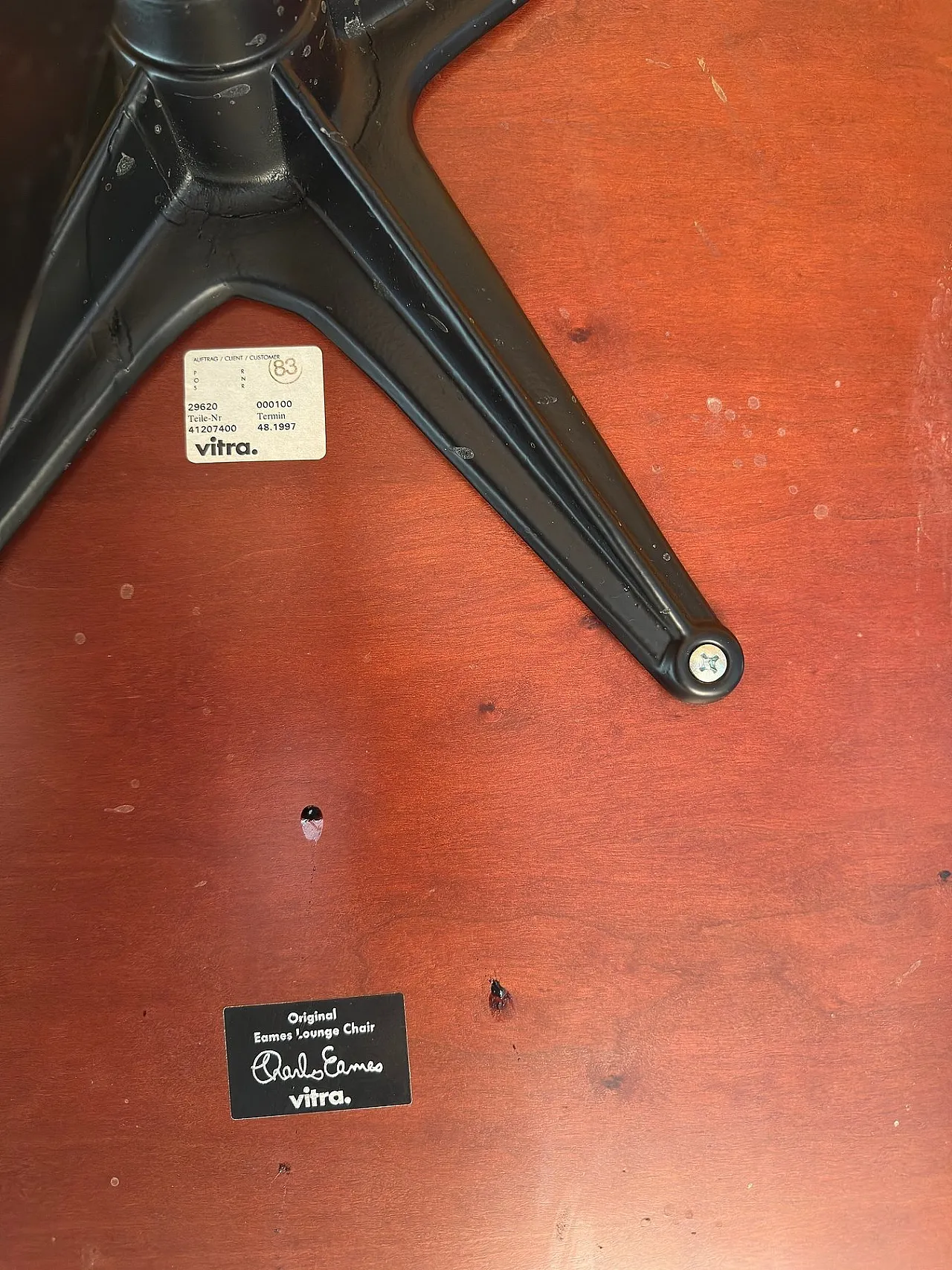 Poltrona lounge con pouf  di Charles & Ray Eames per Vitra, anni '90 6