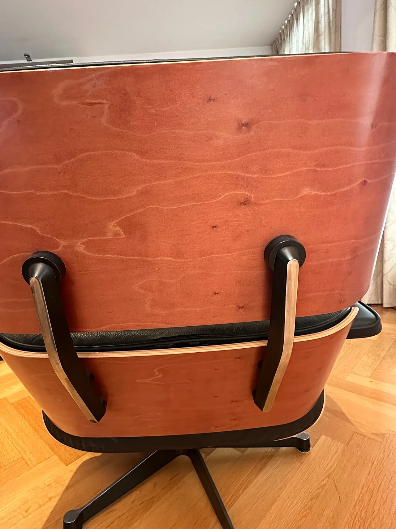 Poltrona lounge con pouf  di Charles & Ray Eames per Vitra, anni '90 10