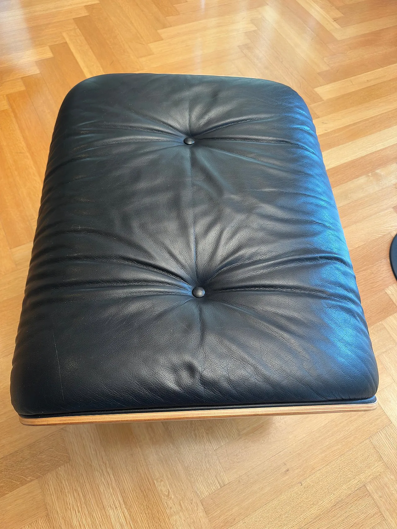 Poltrona lounge con pouf  di Charles & Ray Eames per Vitra, anni '90 12