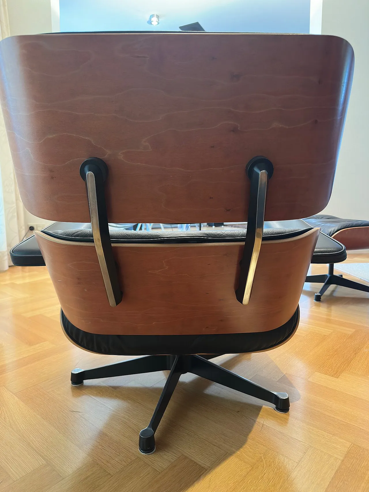 Poltrona lounge con pouf  di Charles & Ray Eames per Vitra, anni '90 13