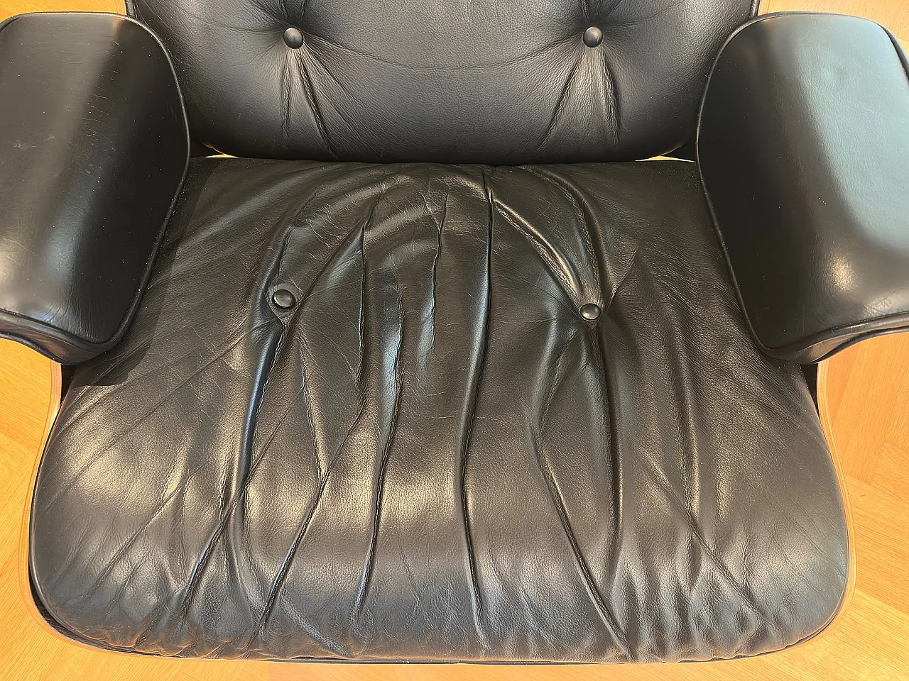 Poltrona lounge con pouf  di Charles & Ray Eames per Vitra, anni '90 14