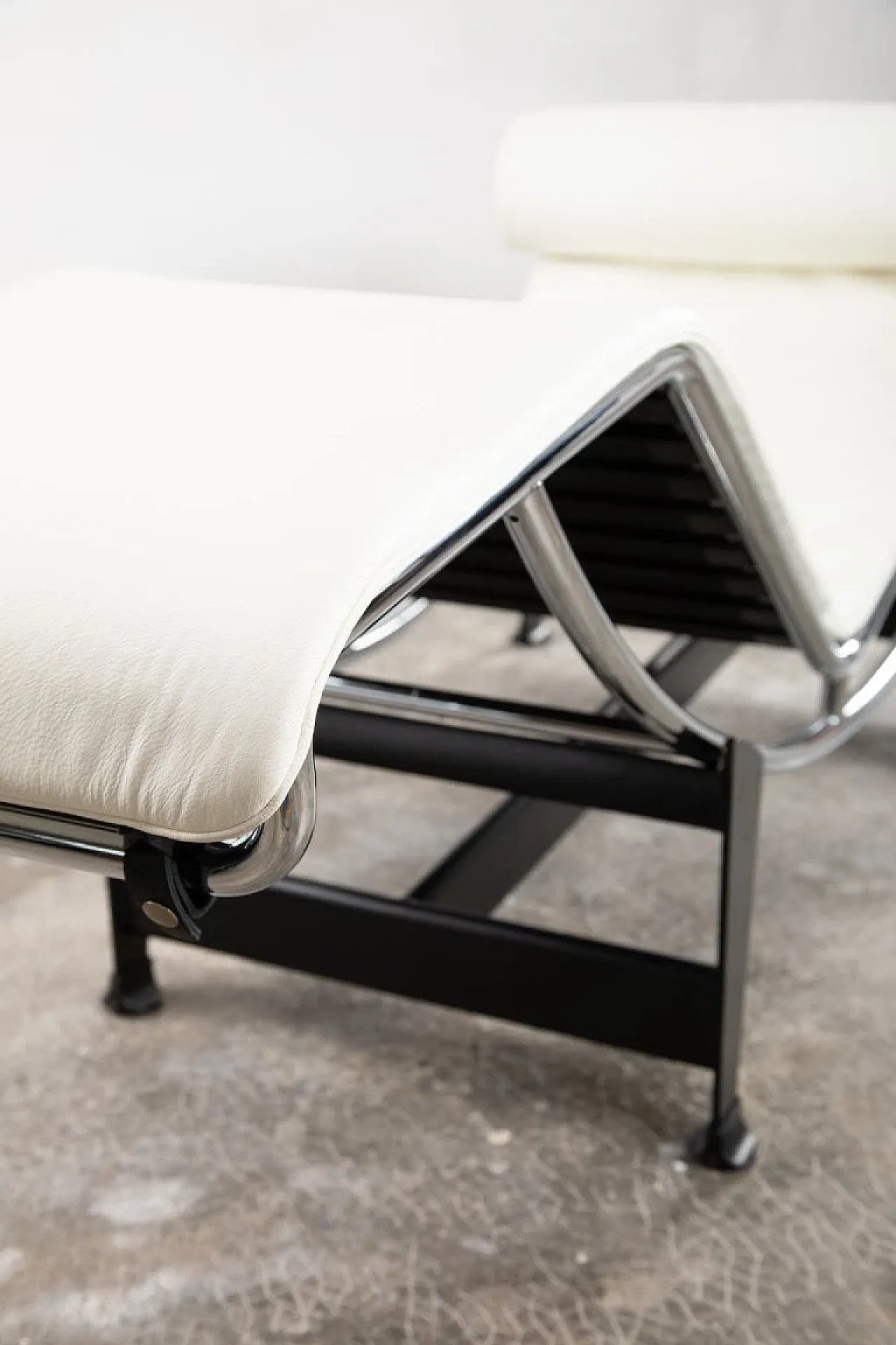 Sedia di Le Corbusier, Perriand, Jeanneret per Cassina, anni 2000 8