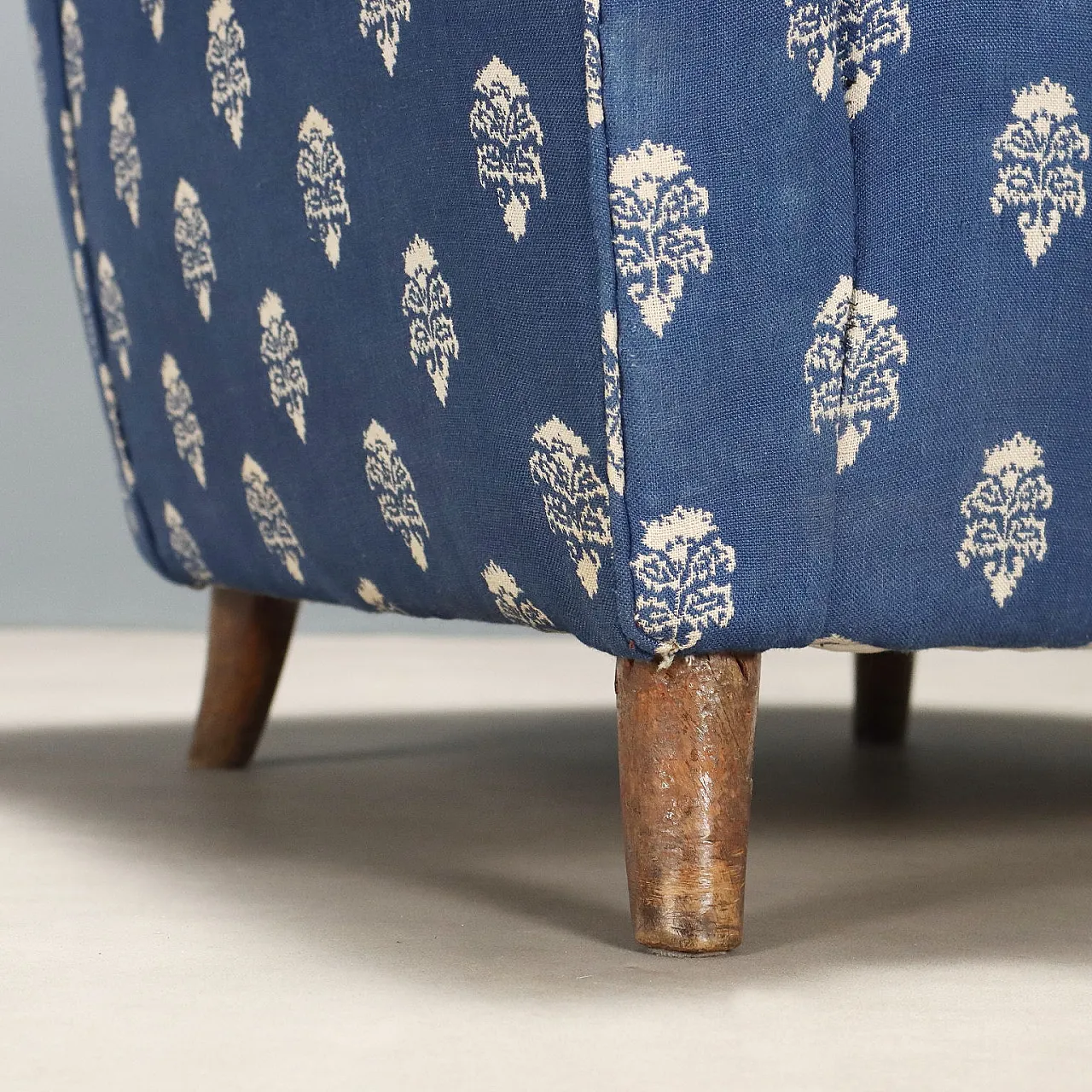 Poltrona con rivestimento in tessuto e gambe in legno, '900 5