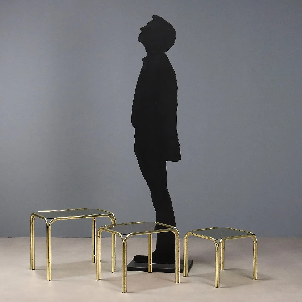 3 Tavolini impilabili in ottone e piani in vetro fumé, '900 2