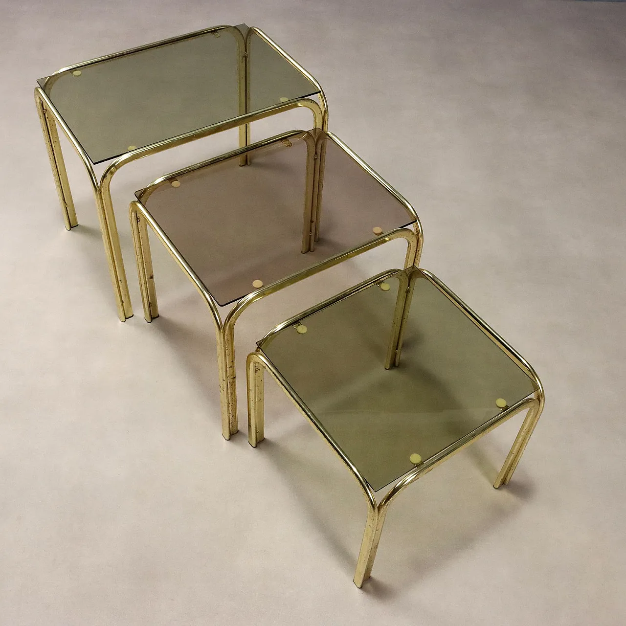 3 Tavolini impilabili in ottone e piani in vetro fumé, '900 3