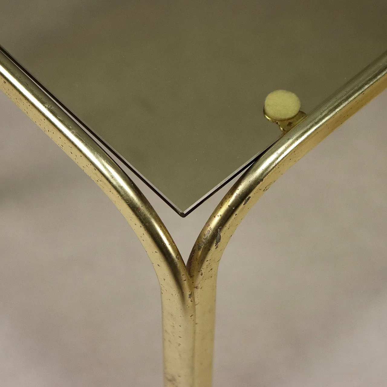 3 Tavolini impilabili in ottone e piani in vetro fumé, '900 4