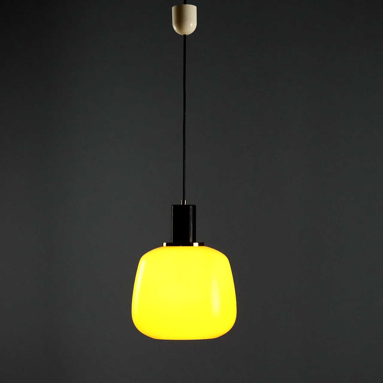 Plafoniera in vetro giallo, ottone e metallo smaltato, '900 1