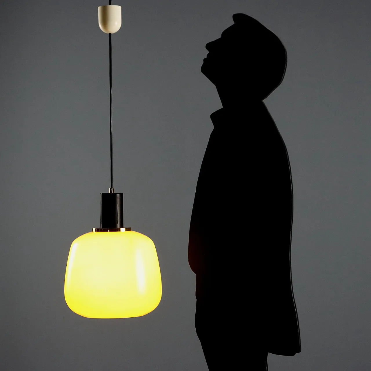 Plafoniera in vetro giallo, ottone e metallo smaltato, '900 3